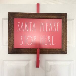 Like new Rae Dunn “SANTA PLEASE STOP HERE” sign and wreath hanger